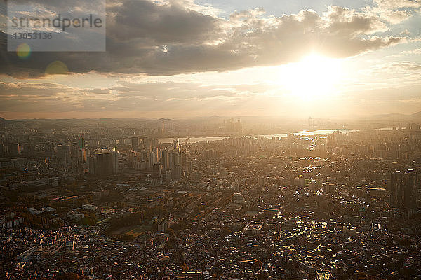 Stadtbild bei Sonnenaufgang  Seoul  Südkorea