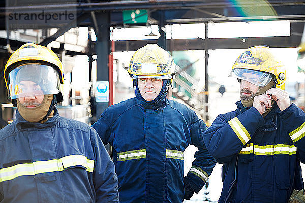 Feuerwehrleute in Feuerwehrkleidung bereit zur Ausbildung  Darlington  UK