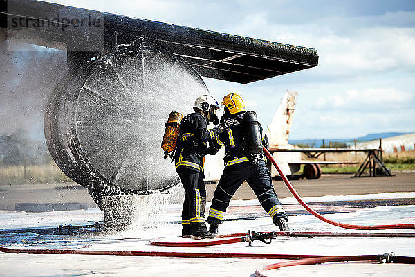 Feuerwehrmänner löschen Feuer an altem Trainingsflugzeug  Darlington  UK