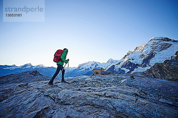 Wanderer auf felsigem Untergrund  Mont Cervin  Matterhorn  Wallis  Schweiz