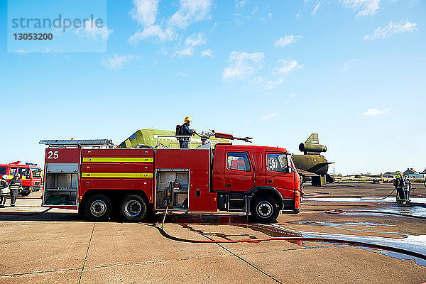 Feuerwehrmänner und Feuerwehrauto im Ausbildungszentrum  Darlington  UK