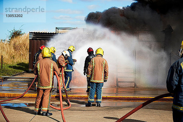 Ausbildung von Feuerwehrleuten zum Löschen von Feuer in einem brennenden Gebäude  Darlington  UK