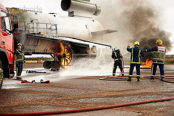 Ausbildung von Feuerwehrleuten  Versprühen von Wasser am Scheinflugzeugmotor