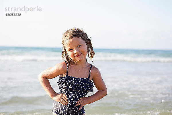 Hübsches Mädchen am Strand in gepunktetem Badeanzug  Porträt  Castellammare del Golfo  Sizilien  Italien