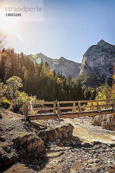 Brücke über den Fluss  Region Karwendel  Hinterriss  Tirol  Österreich