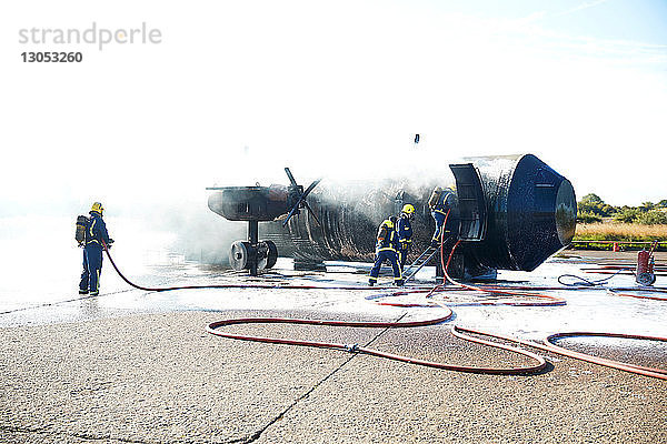 Feuerwehrmänner löschen Feuer an altem Trainingsflugzeug  Darlington  UK