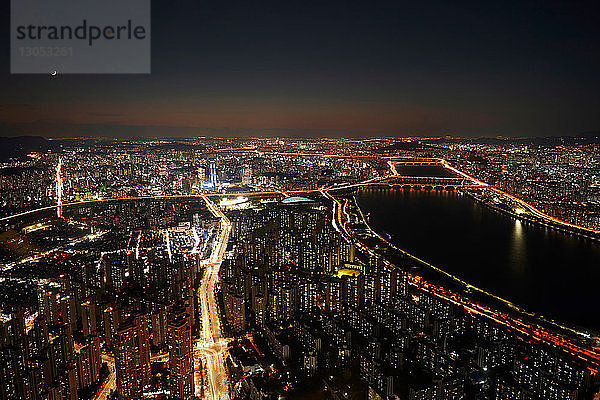 Stadtbild in der Abenddämmerung  Seoul  Südkorea