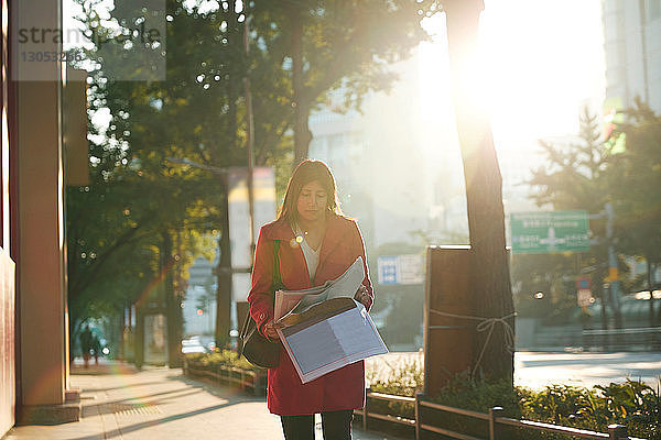 Geschäftsfrau liest Zeitungen in der Stadt  Seoul  Südkorea