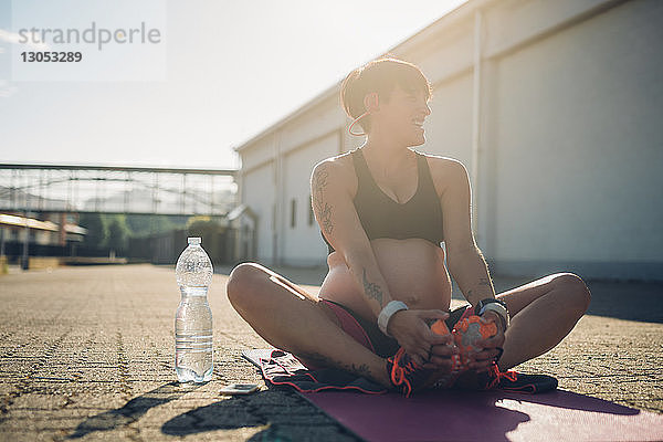 Schwangere Frau macht Trainingspause