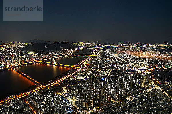 Stadtbild in der Abenddämmerung  Seoul  Südkorea