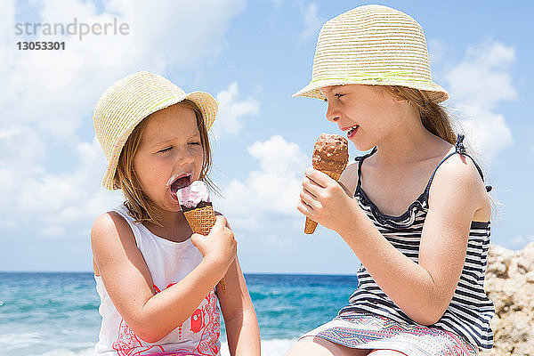 Zwei Mädchen essen Eistüten am Strand  Scopello  Sizilien  Italien