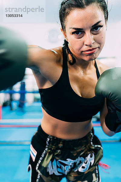 Porträt einer Boxerin  die Schläge austeilt