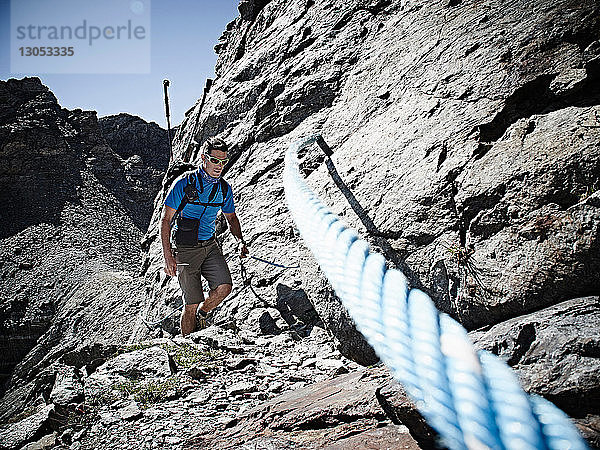 Wanderer mit Seil zur Besteigung einer Felswand  Mont Cervin  Matterhorn  Wallis  Schweiz
