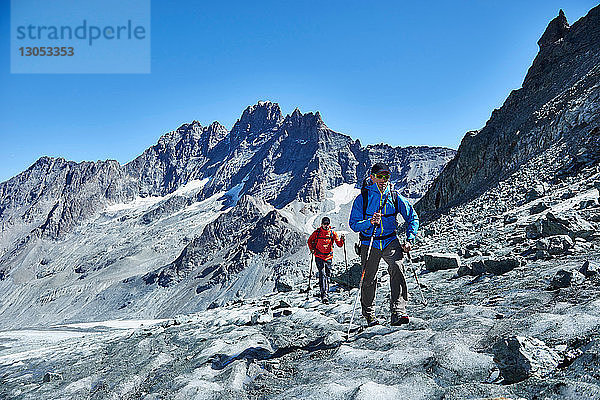 Wanderfreunde auf dem Mont Cervin  Matterhorn  Wallis  Schweiz