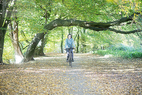 Querfeldein-Radfahrer radelt im Park