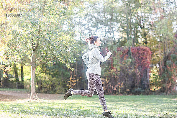 Langlaufjogger läuft im Park