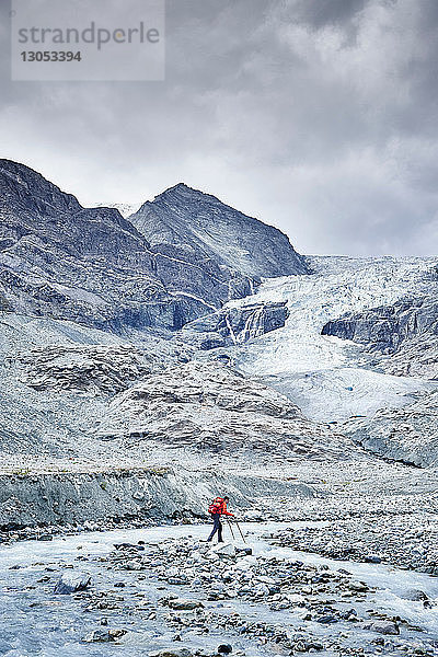 Wanderer bewegt sich über felsiges Gelände  Mont Cervin  Matterhorn  Wallis  Schweiz