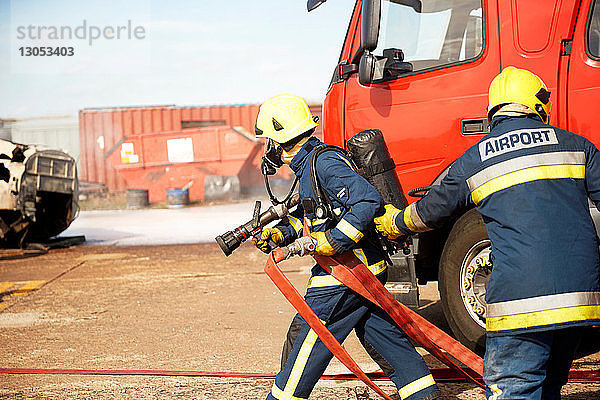 Feuerwehrmänner und Feuerwehrauto im Ausbildungszentrum  Darlington  UK