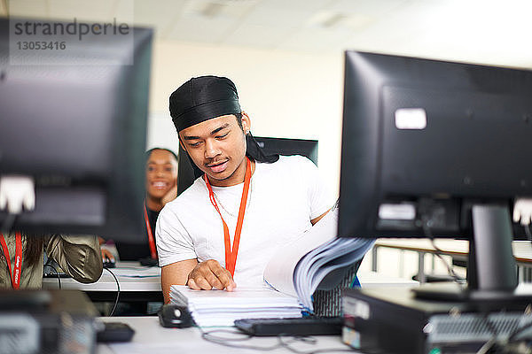 College-Studenten studieren mit Computer im Klassenzimmer