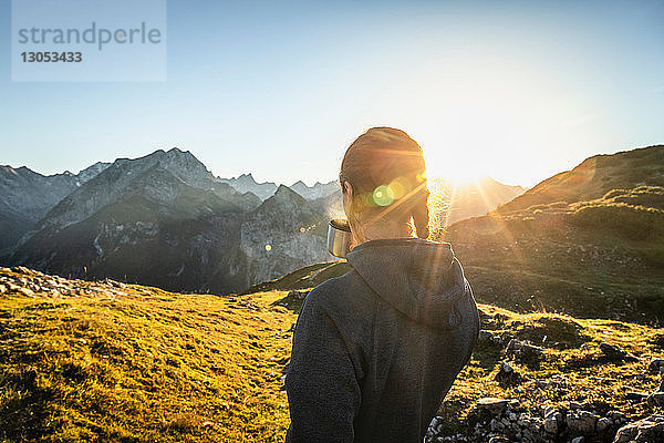 Wanderer macht Pause mit warmem Getränk  Region Karwendel  Hinterriss  Tirol  Österreich