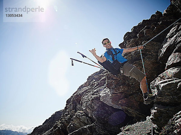 Wanderer mit Seil zur Besteigung einer Felswand  Mont Cervin  Matterhorn  Wallis  Schweiz