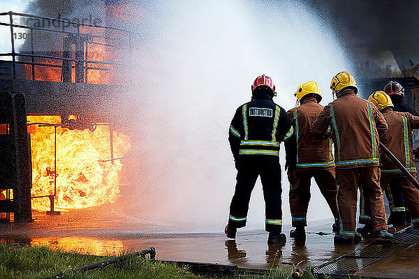 Ausbildung von Feuerwehrleuten zum Löschen von Feuer in einem brennenden Gebäude  Darlington  UK