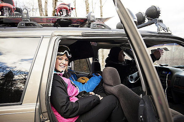 Porträt einer Skifahrerin im Auto sitzend