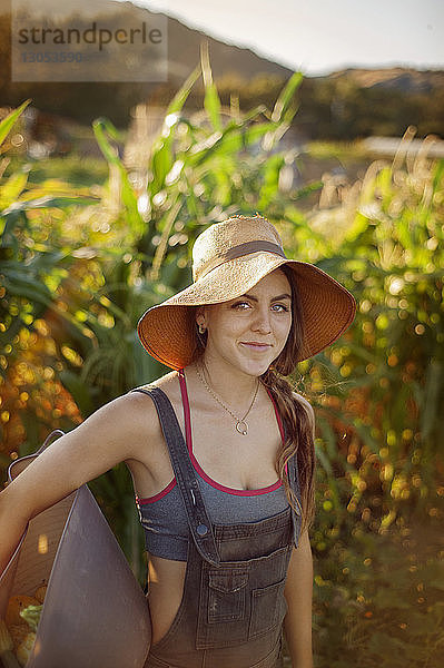 Bildnis einer Frau mit Korb auf einem Bauernhof stehend