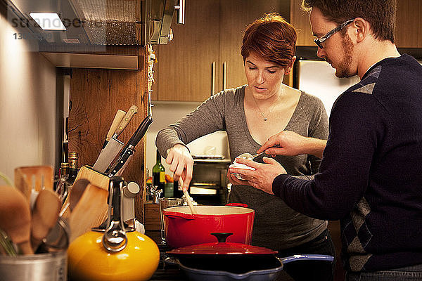 Paar kocht Essen in der Küche