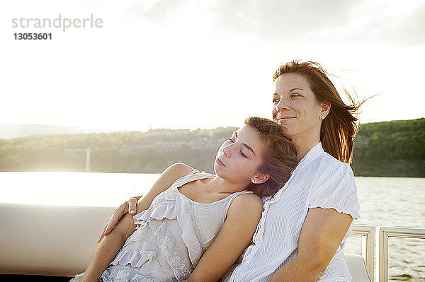 Tochter und Mutter entspannen sich im Boot auf dem See