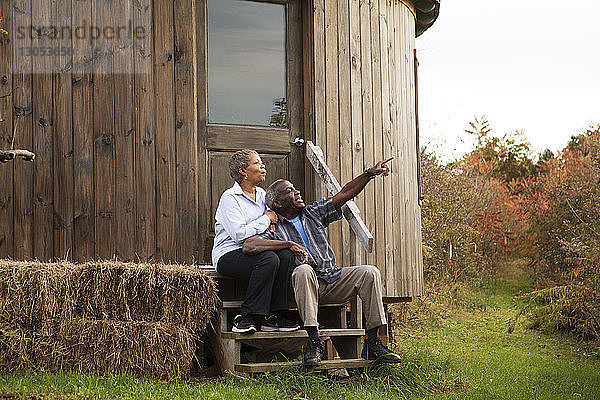 Älteres Ehepaar sitzt auf den Türschwellen einer Jurte