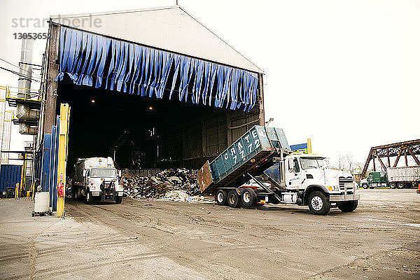 Lkw entlädt Müll in Recycling-Anlage