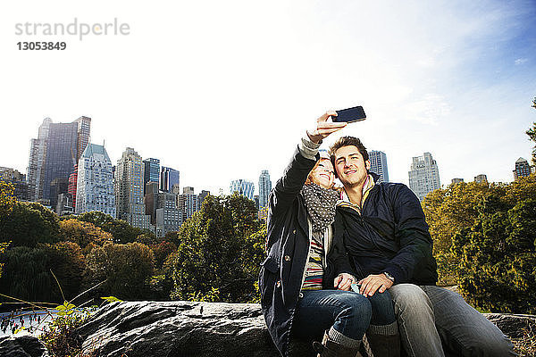 Glückliches Paar beim Selbermachen im Central Park an einem sonnigen Tag