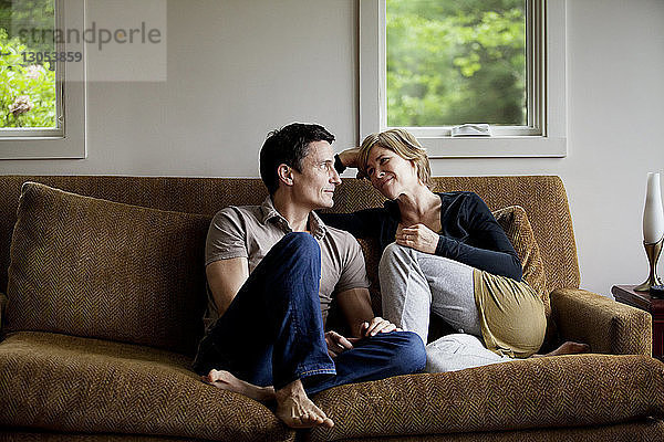 Paar sitzt zu Hause auf dem Sofa