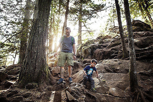 Vater und Sohn wandern im Wald
