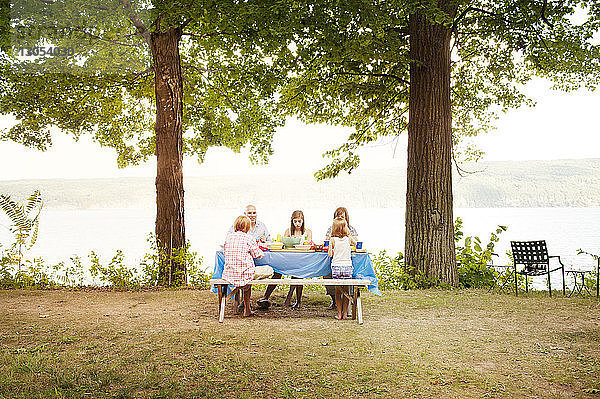 Familie sitzt am Picknicktisch am Canandaigua-See