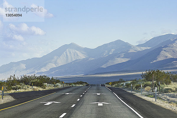 Straße gegen Berge