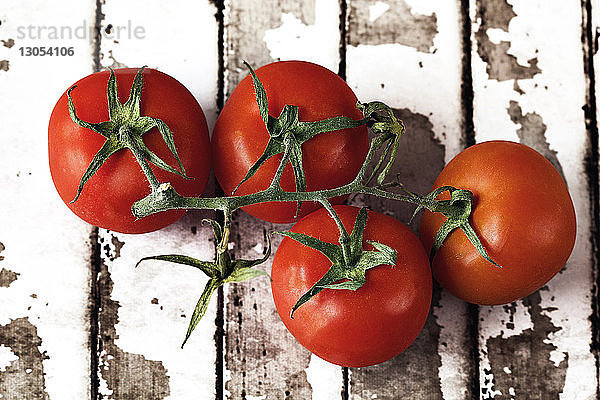 Draufsicht auf die Tomaten auf dem Tisch