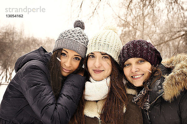 Porträt glücklicher Freunde im Park im Winter