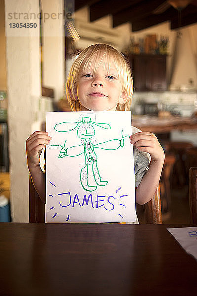 Porträt eines glücklichen Jungen zeigt Zeichnung