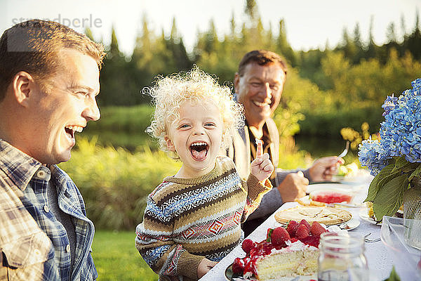 Fröhliche Familie genießt am Picknicktisch