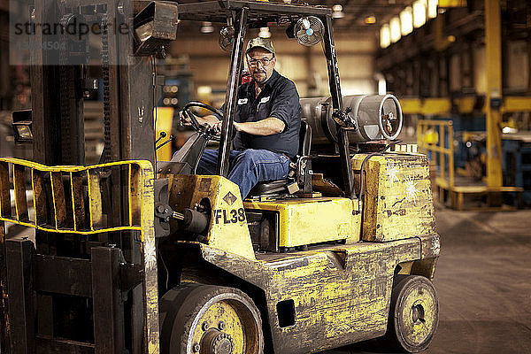 Porträt eines Mannes im Gabelstapler in der Metallindustrie