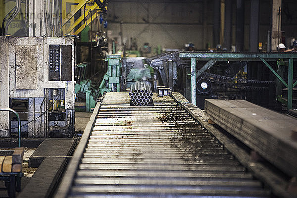 Metallische Rohre an Maschinen in der Metallindustrie