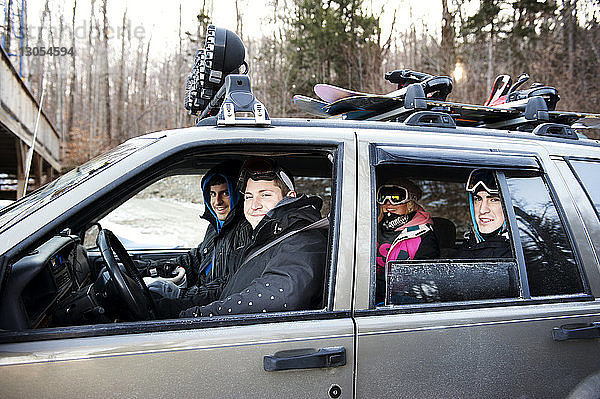 Porträt von Skifahrerinnen im Auto sitzend