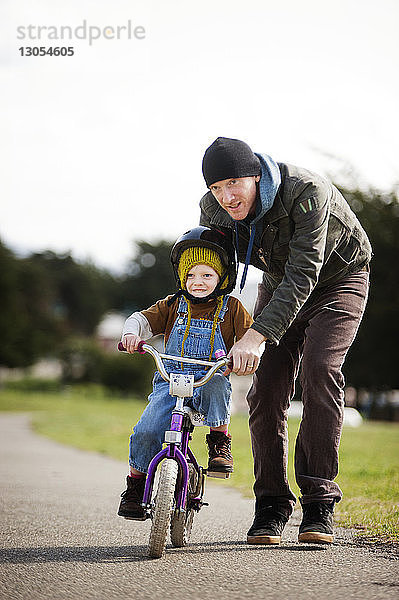 Vater lehrt den Sohn Radfahren