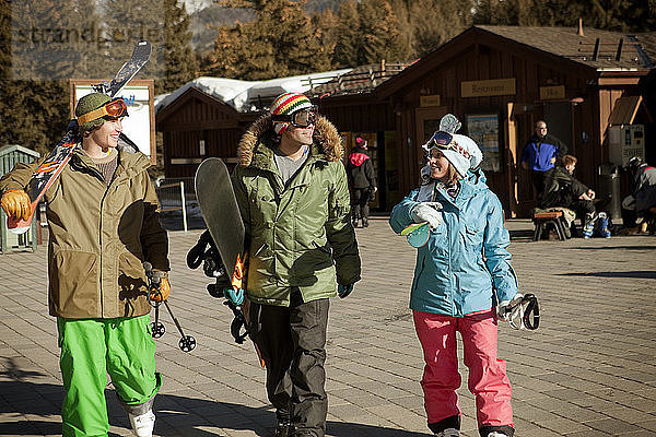 Glückliche Freunde wandern im Skigebiet