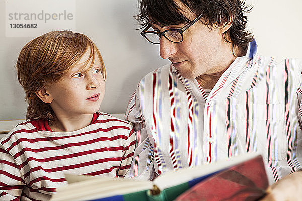 Vater und Sohn lesen zu Hause Buch