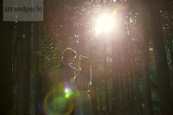 Romantisches Paar im Wald stehend