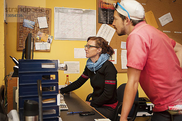 Mitarbeiter mit Desktop-Computer im Workshop