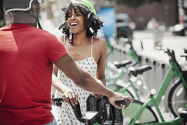 Frau mit Mann am Fahrradträger stehend